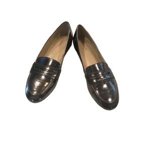Tahari Womens Metallic Jada Loafer. Size 8.5